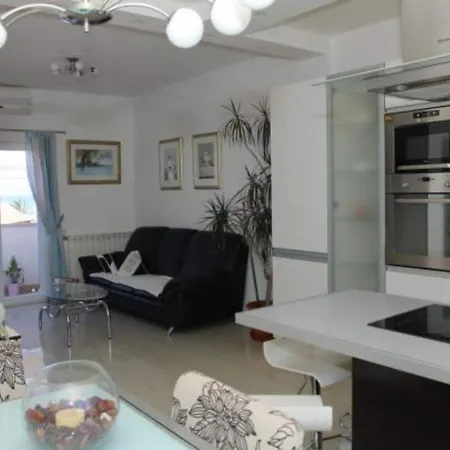 Three Bedroom A4 2 Апартаменты *